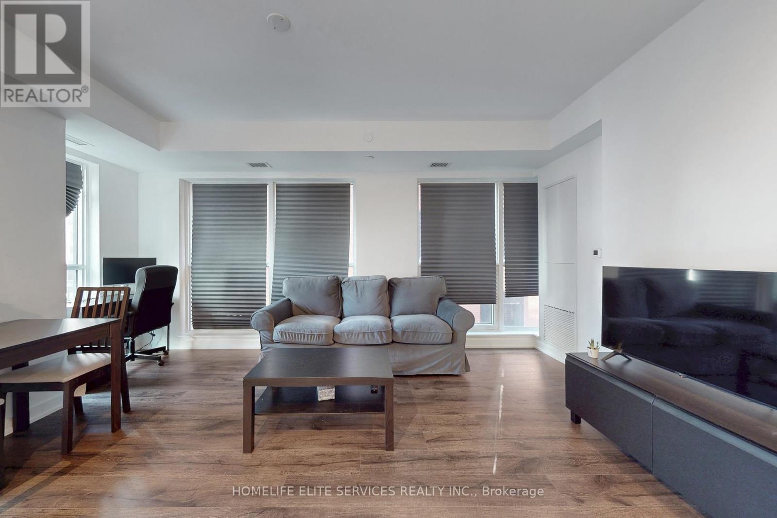 702 - 327 King Street W, Toronto, ON - Indoor Photo Showing Living Room