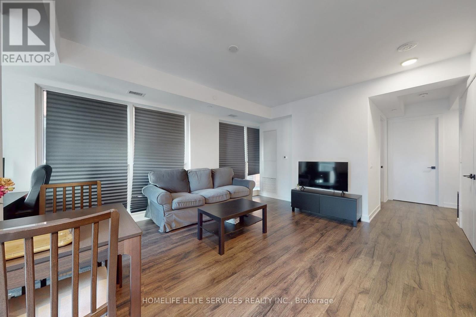 702 - 327 King Street W, Toronto, ON - Indoor Photo Showing Living Room