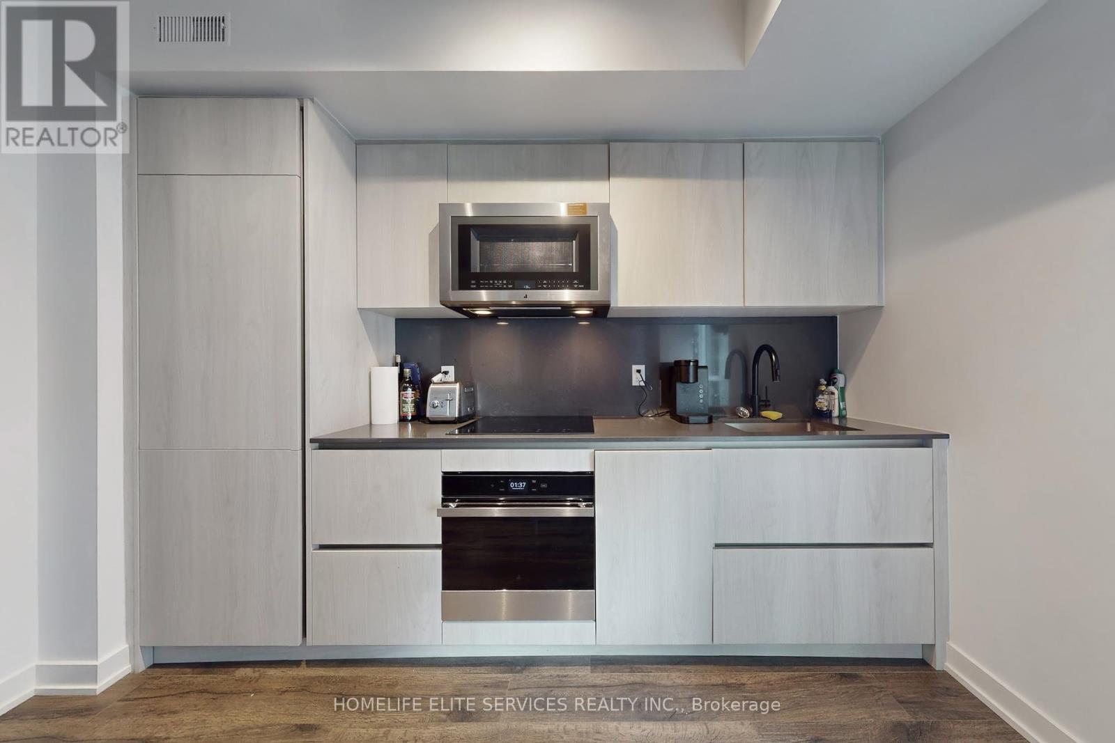 702 - 327 King Street W, Toronto, ON - Indoor Photo Showing Kitchen