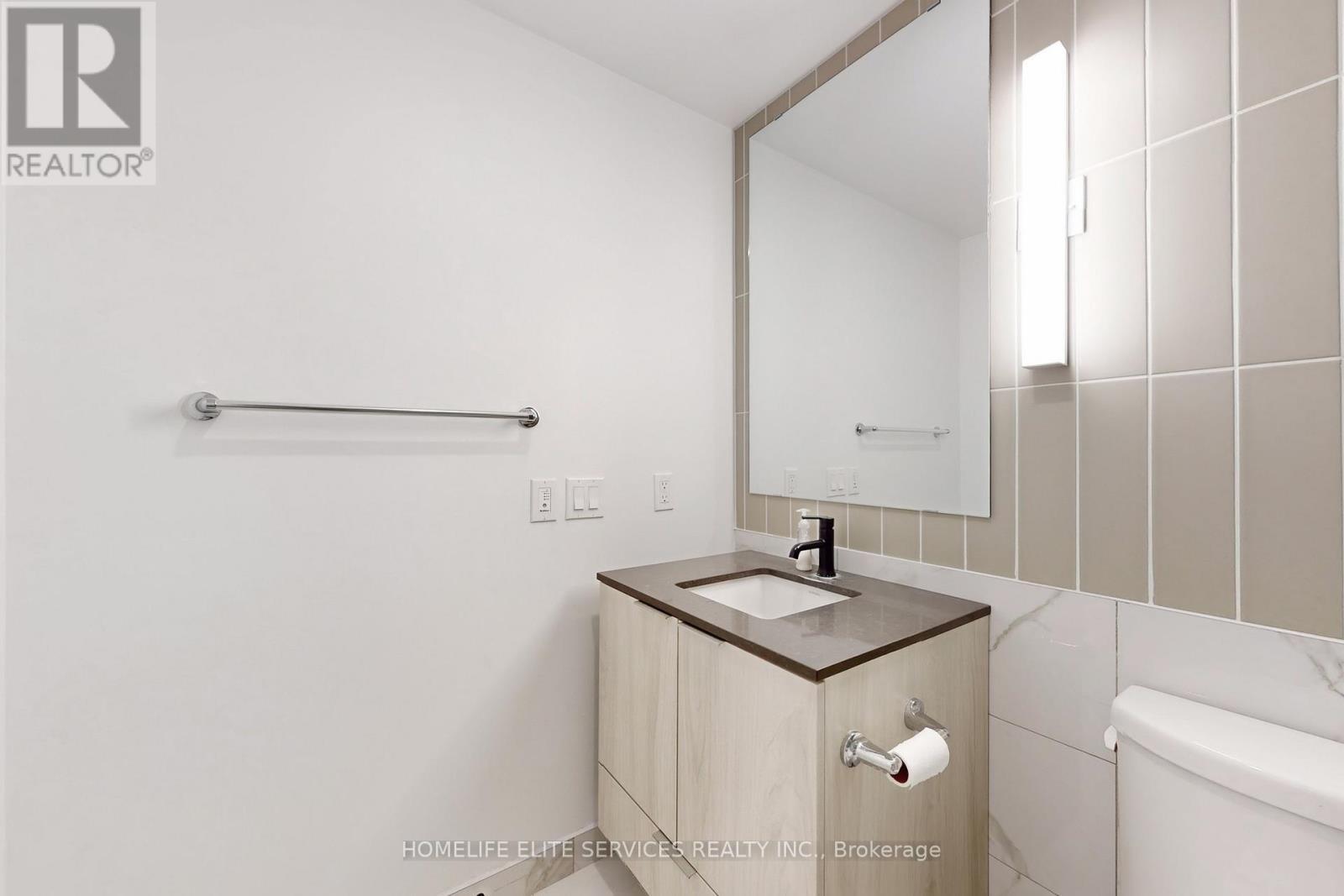 702 - 327 King Street W, Toronto, ON - Indoor Photo Showing Bathroom