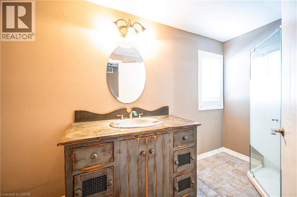 646 Basswood Street Unit# A, Waterloo, ON - Indoor Photo Showing Bathroom
