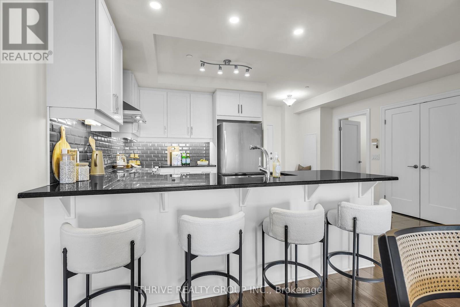 2202 - 505 Talbot Street, London East (East F), ON - Indoor Photo Showing Kitchen With Upgraded Kitchen