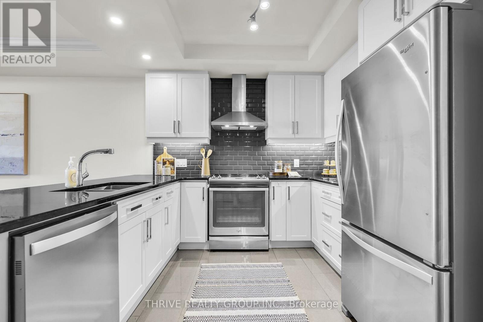2202 - 505 Talbot Street, London East (East F), ON - Indoor Photo Showing Kitchen With Stainless Steel Kitchen With Double Sink With Upgraded Kitchen