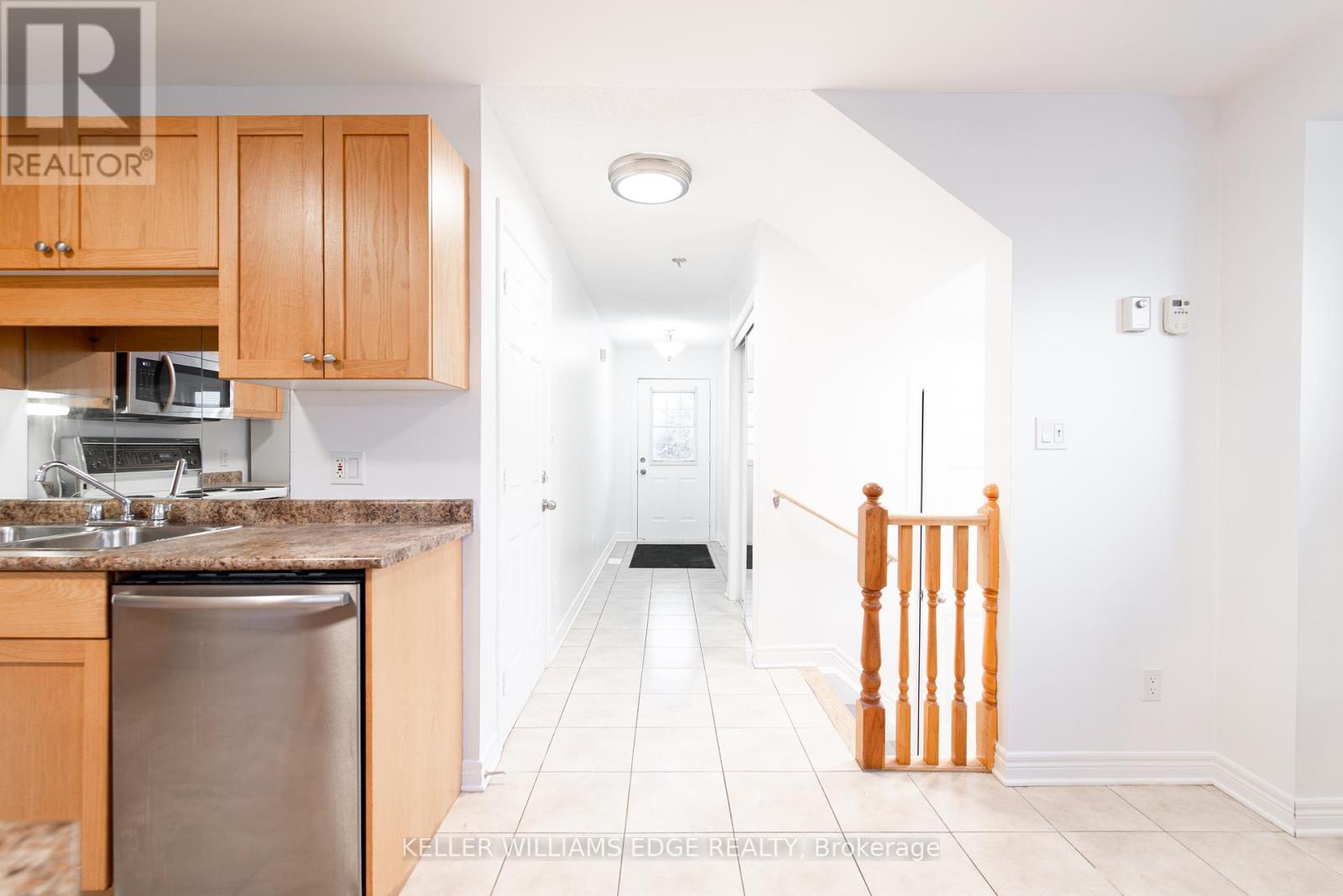 Room 3 - 119 Summers Drive, Thorold, ON - Indoor Photo Showing Kitchen With Double Sink