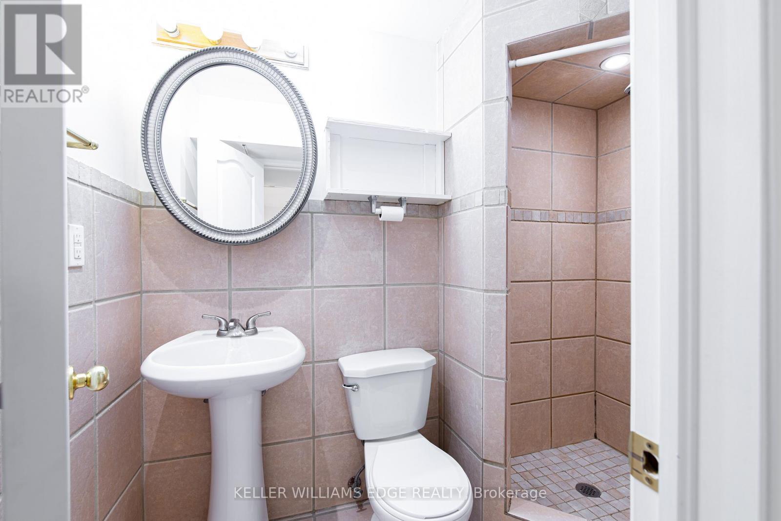 Room 2 - 119 Summers Drive, Thorold, ON - Indoor Photo Showing Bathroom