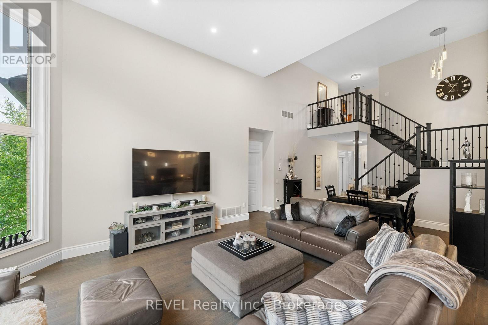 46 Philmori Boulevard, Pelham (Fonthill), ON - Indoor Photo Showing Living Room