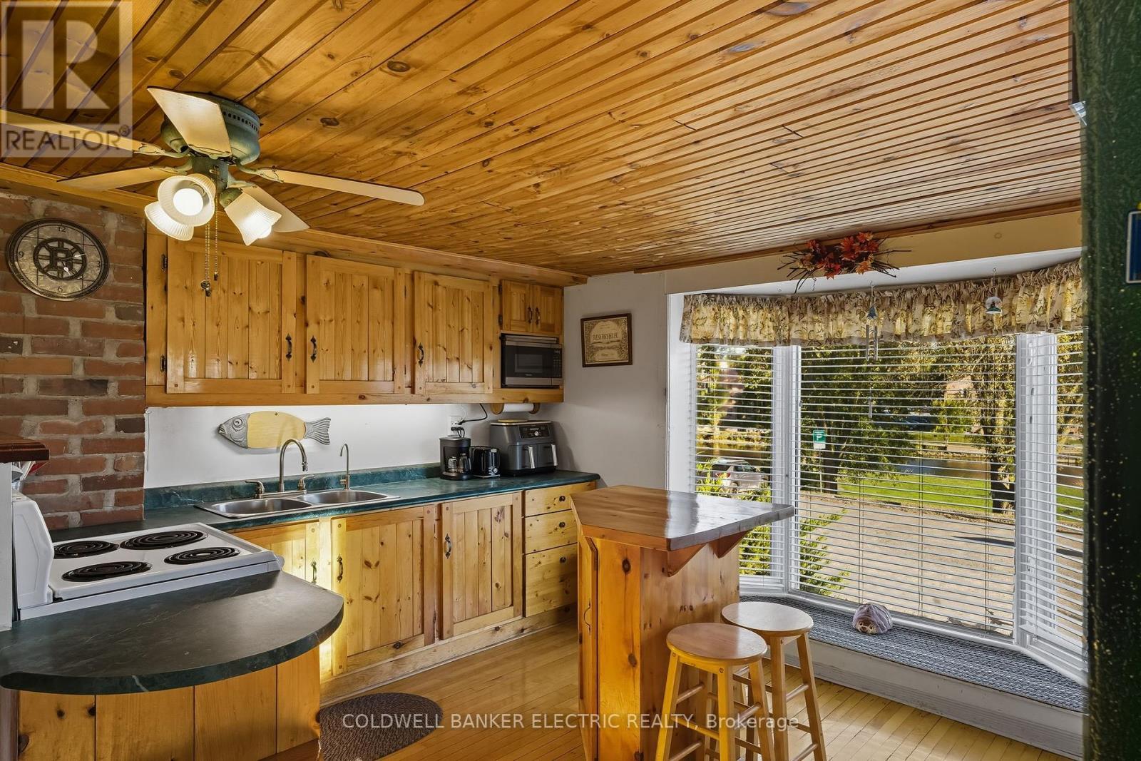 59 Centre Street N, Greater Napanee (Greater Napanee), ON - Indoor Photo Showing Kitchen