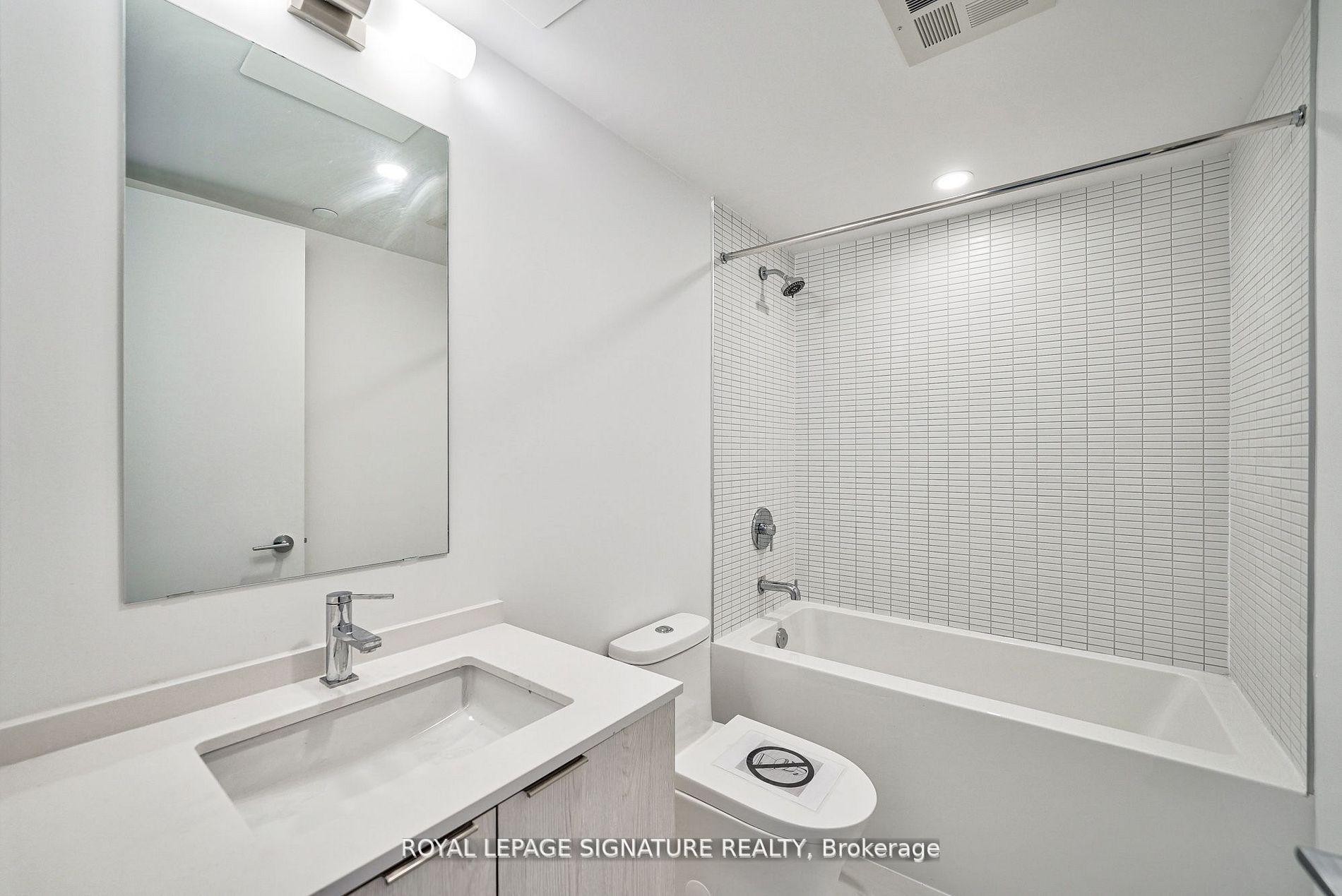 1421-1 Jarvis Street, Hamilton, ON - Indoor Photo Showing Bathroom