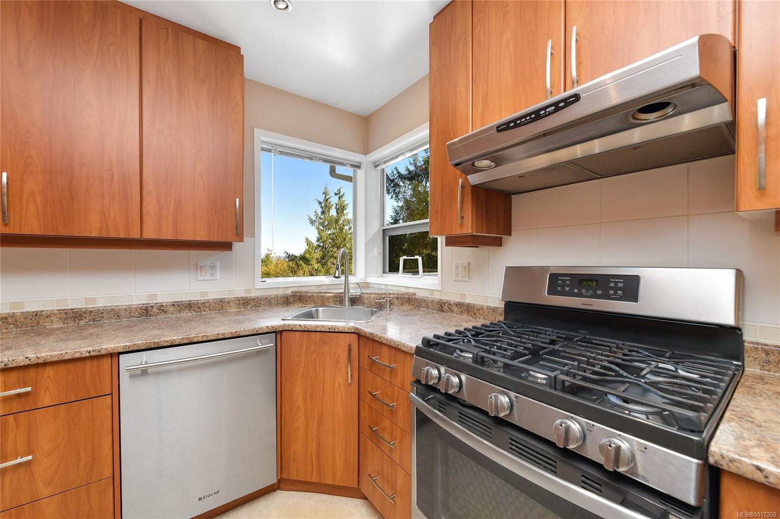 1470 Honeysuckle Pl, North Saanich, BC