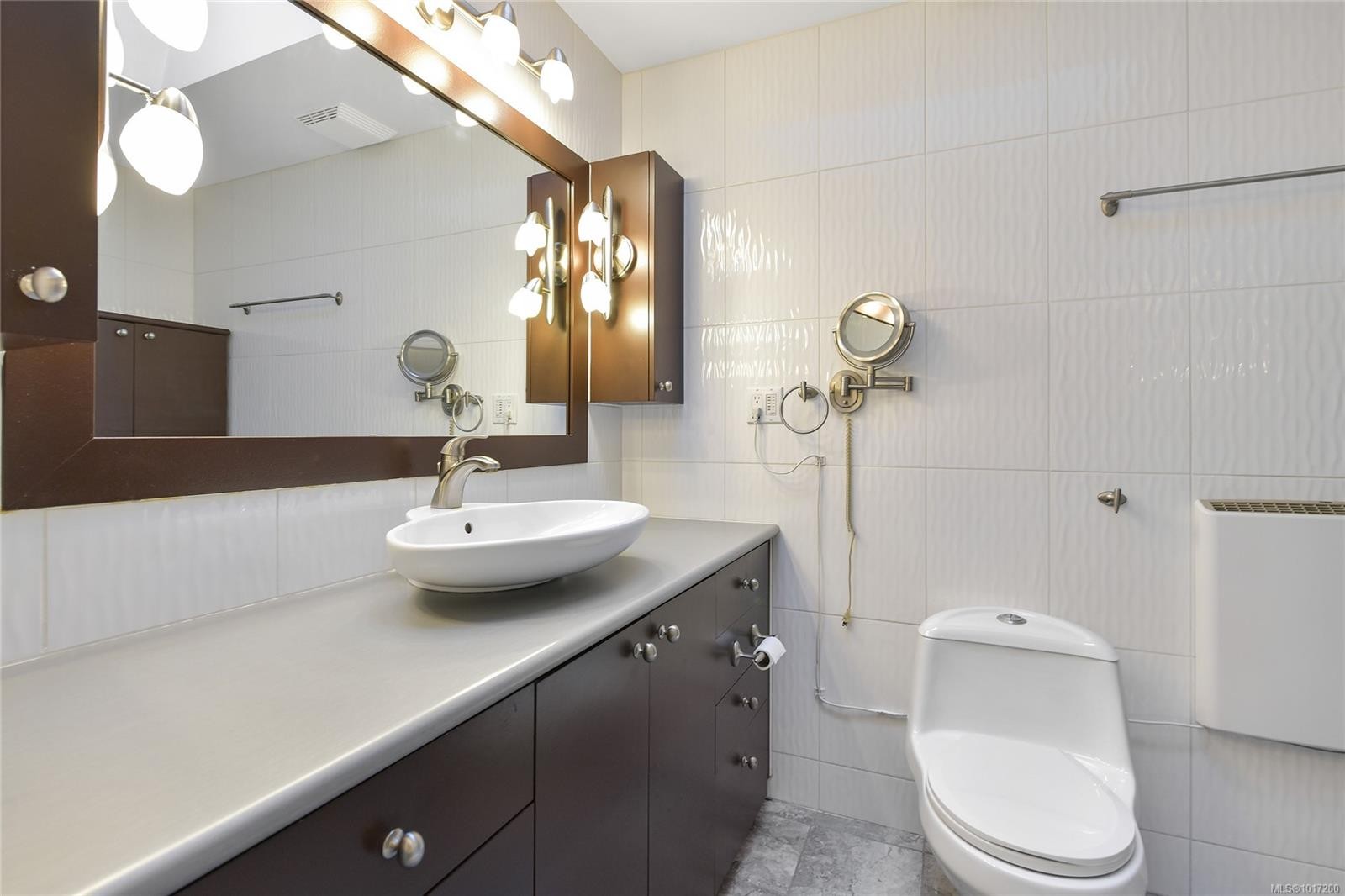 1470 Honeysuckle Pl, North Saanich, BC