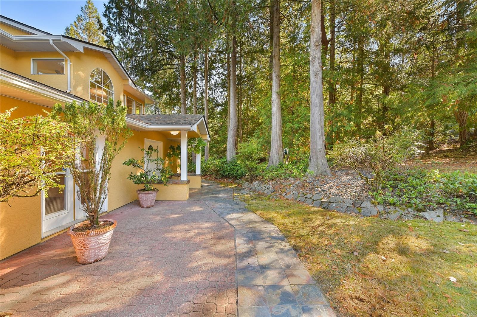 1470 Honeysuckle Pl, North Saanich, BC