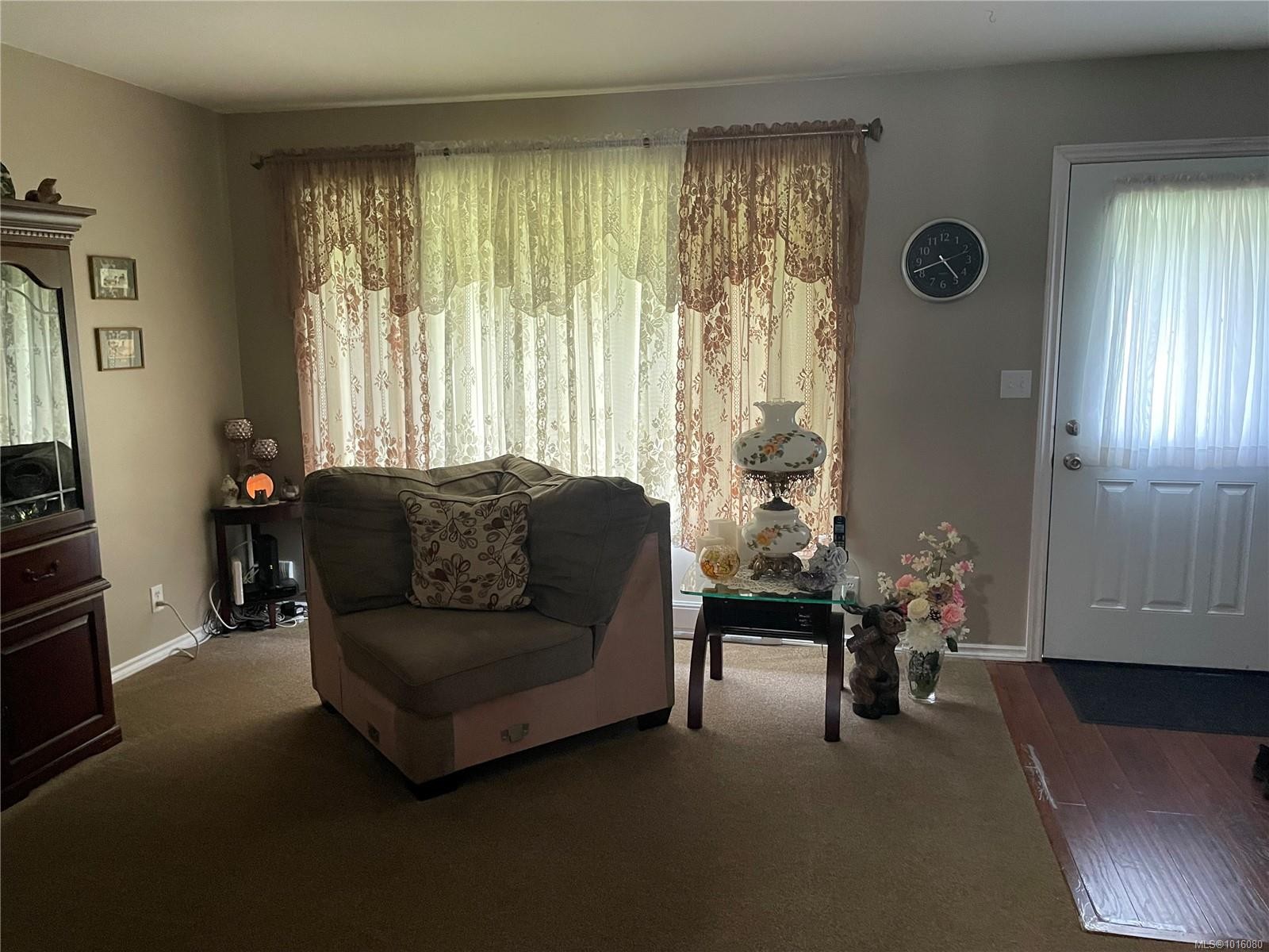 5060 Beaver Harbour Rd, Port Hardy, BC - Indoor Photo Showing Living Room