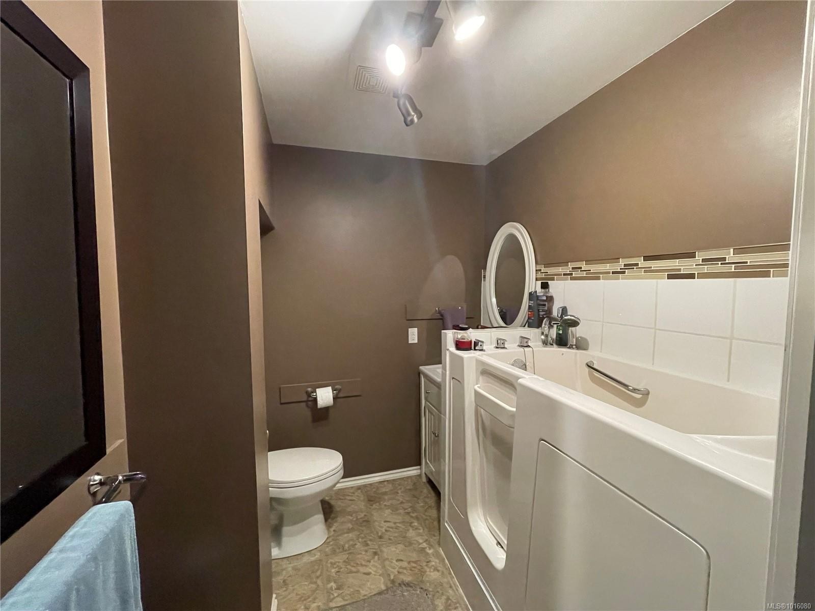 5060 Beaver Harbour Rd, Port Hardy, BC - Indoor Photo Showing Bathroom