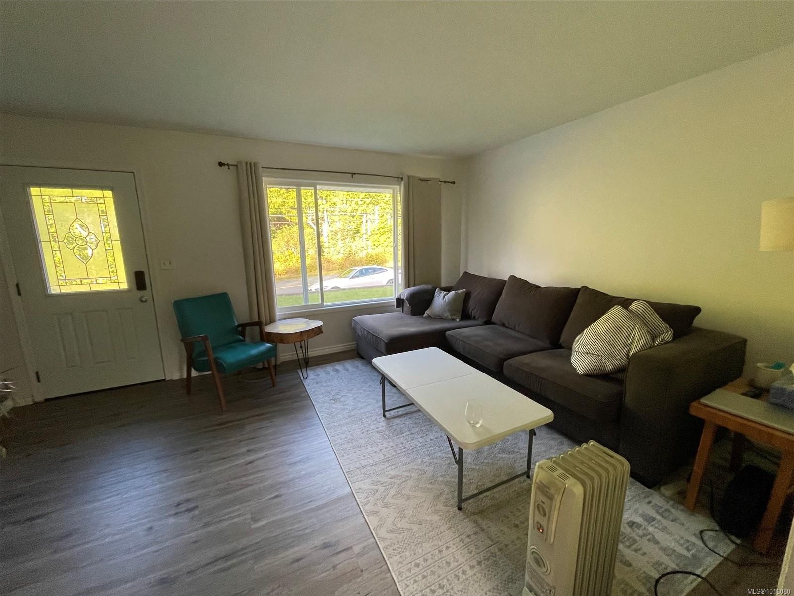 5060 Beaver Harbour Rd, Port Hardy, BC - Indoor Photo Showing Living Room