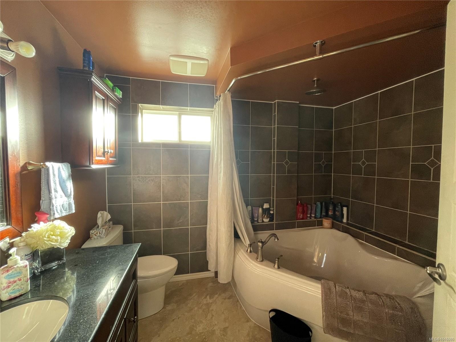 5060 Beaver Harbour Rd, Port Hardy, BC - Indoor Photo Showing Bathroom