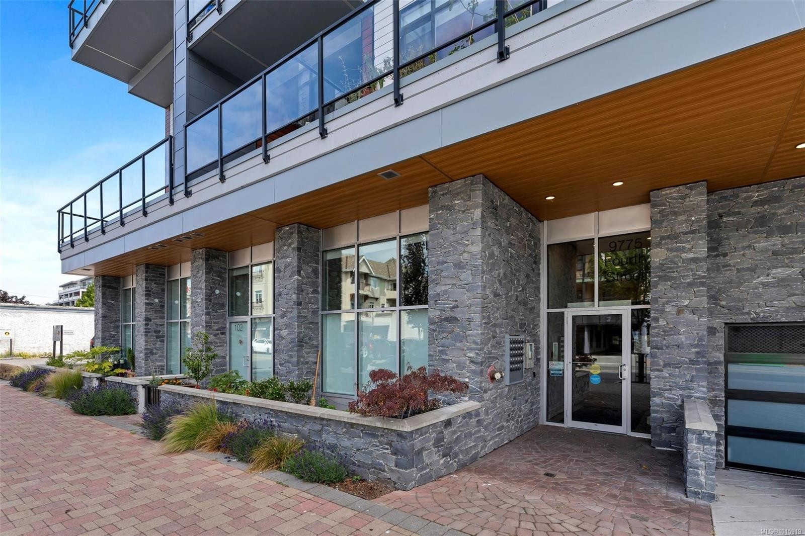 302-9775 Fourth St, Sidney, BC - Outdoor With Exterior