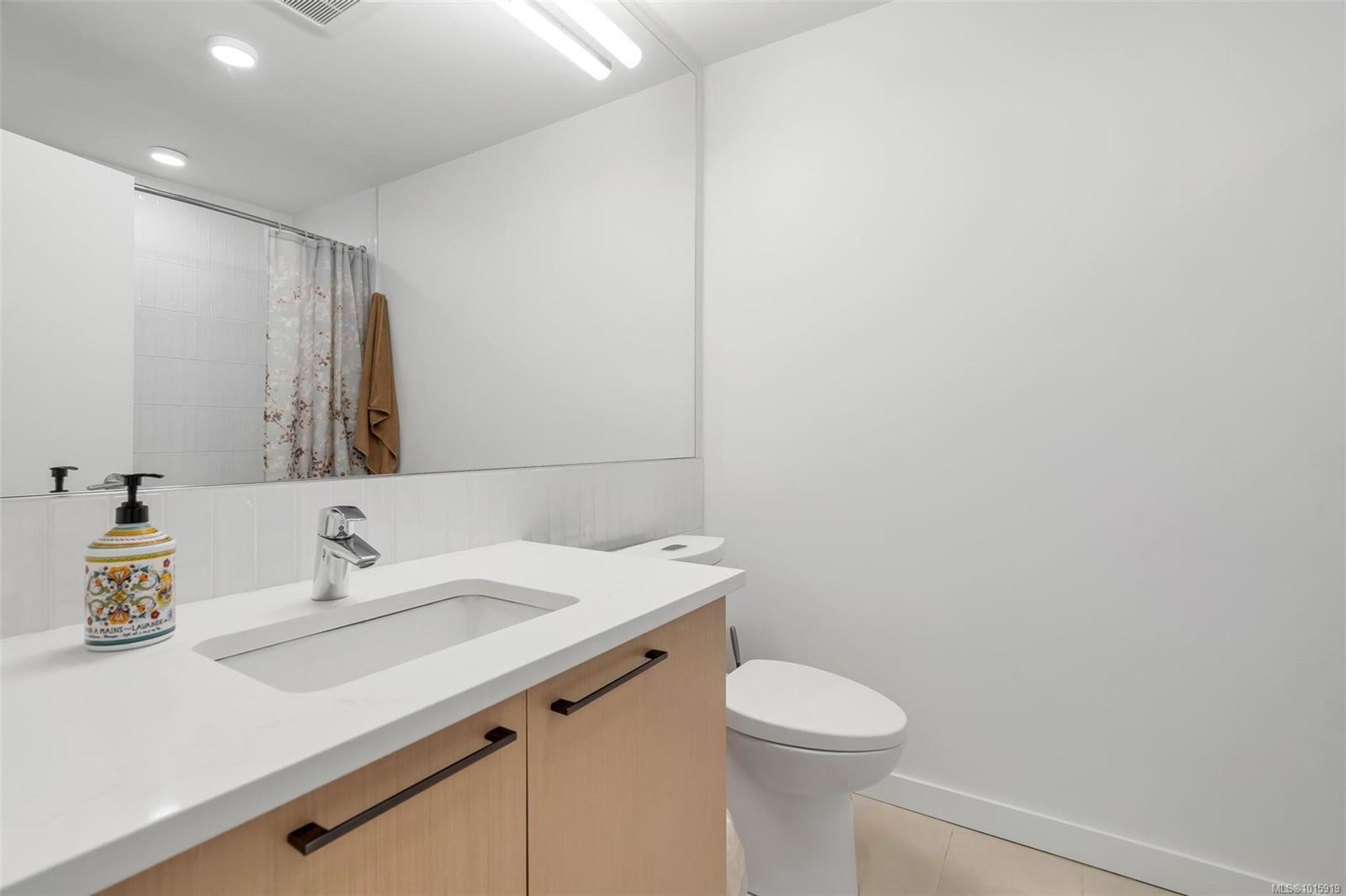 302-9775 Fourth St, Sidney, BC - Indoor Photo Showing Bathroom