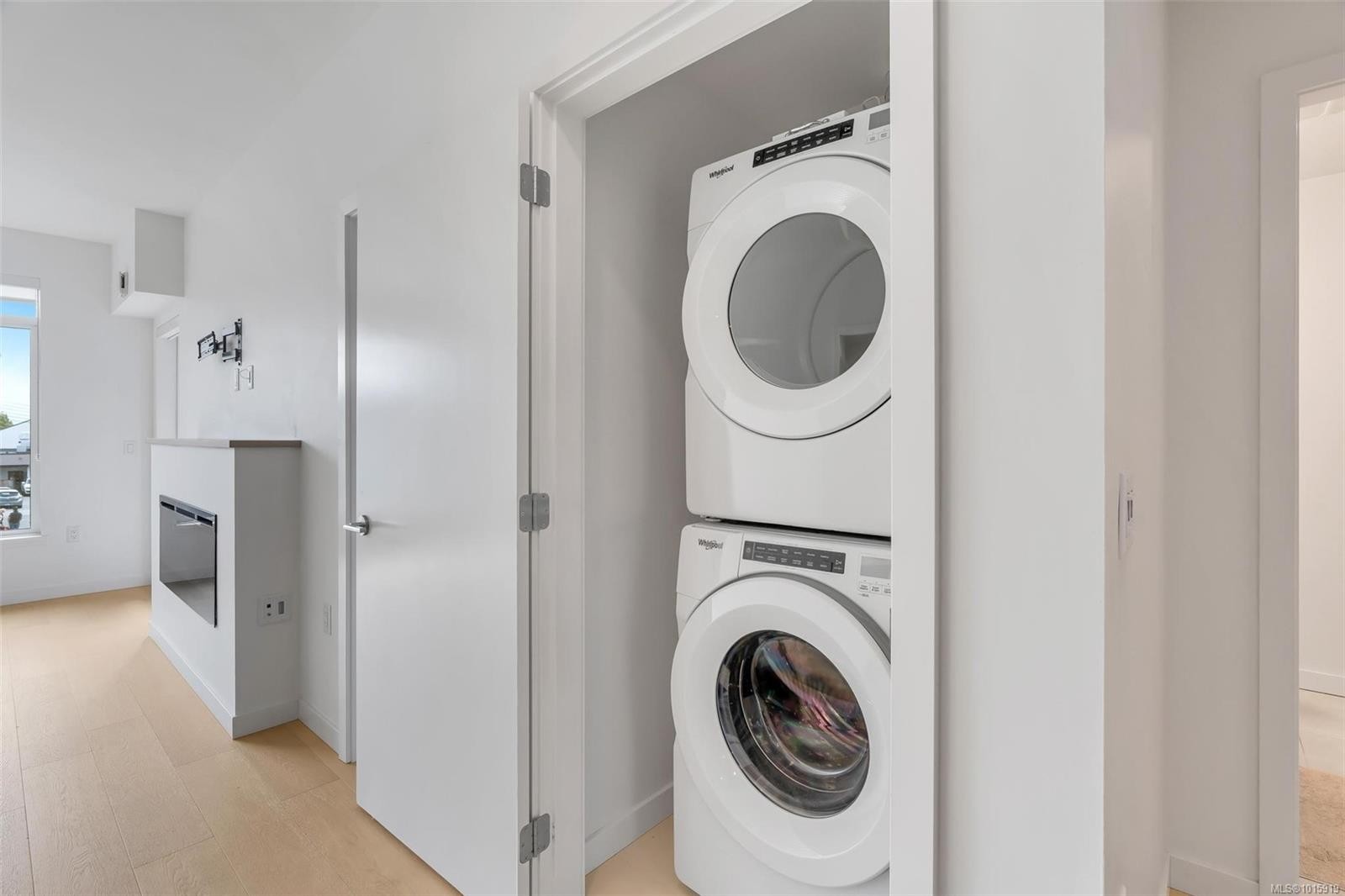 302-9775 Fourth St, Sidney, BC - Indoor Photo Showing Laundry Room