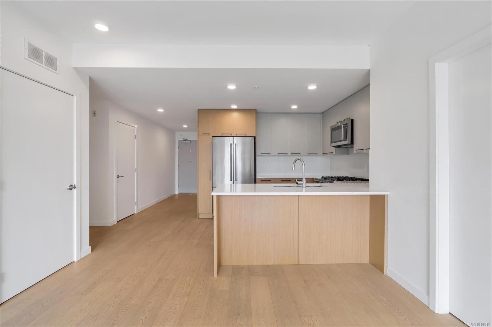 302-9775 Fourth St, Sidney, BC - Indoor Photo Showing Kitchen With Double Sink