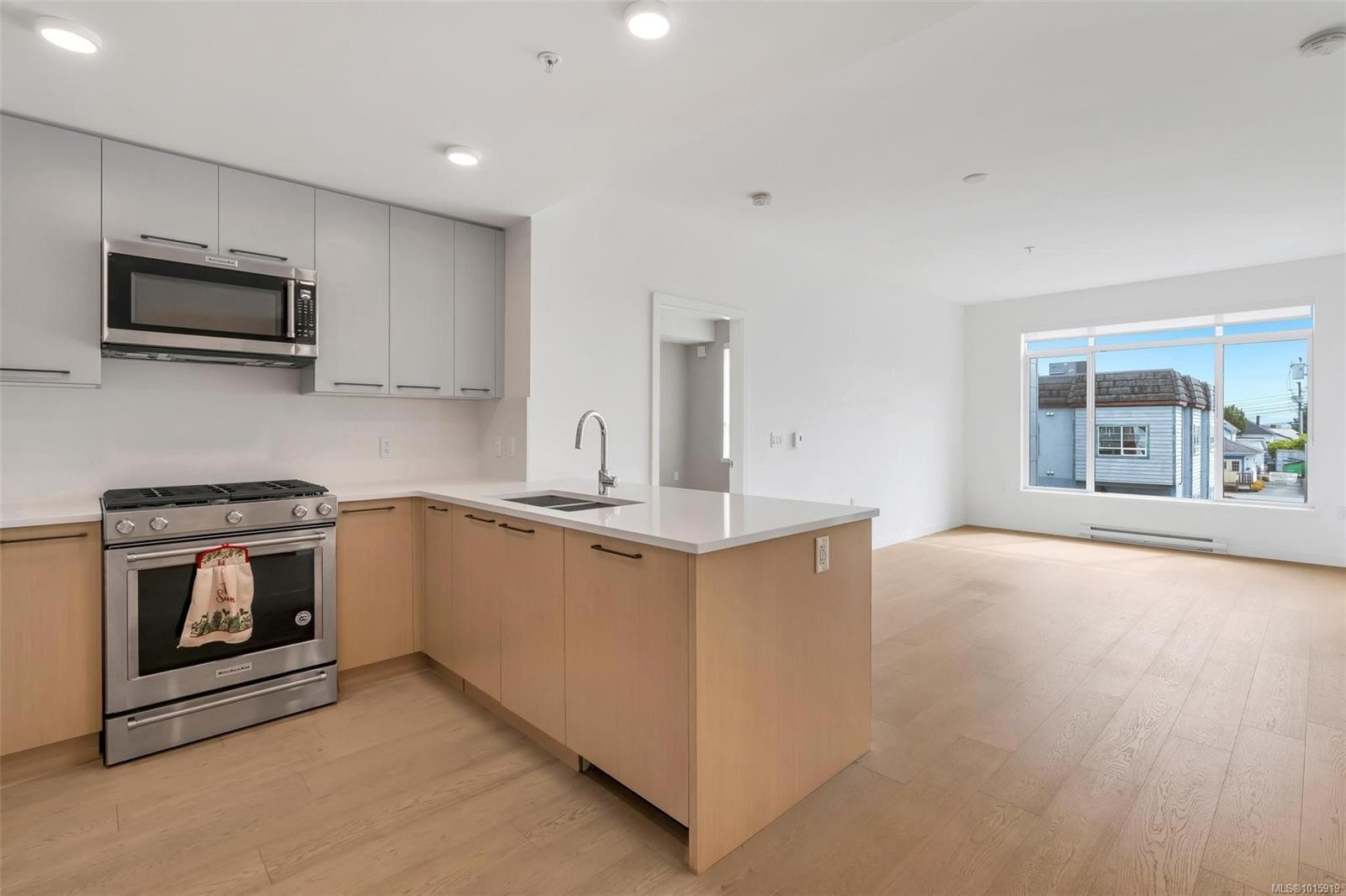 302-9775 Fourth St, Sidney, BC - Indoor Photo Showing Kitchen With Double Sink