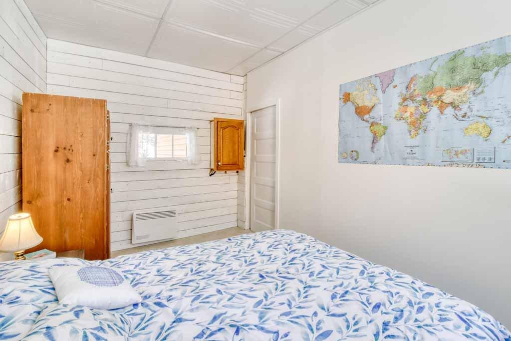 Primary bedroom - 251 Ch. De La Chapelle, Saint-Mathieu-Du-Parc, QC - Indoor Photo Showing Bedroom