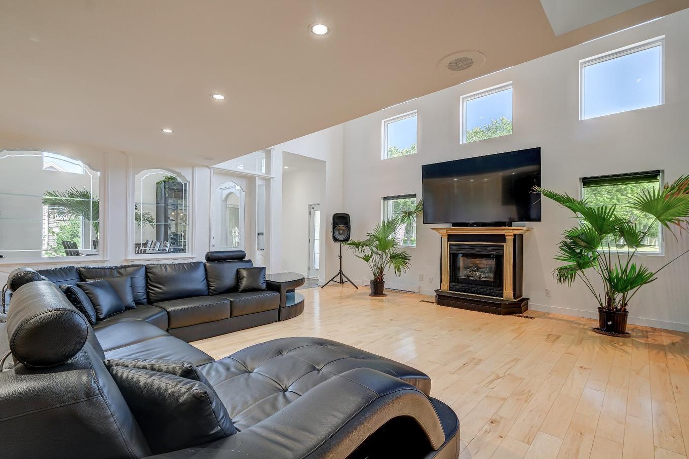Salon - 1424 Ch. Des Patriotes, Sorel-Tracy, QC - Indoor Photo Showing Living Room With Fireplace
