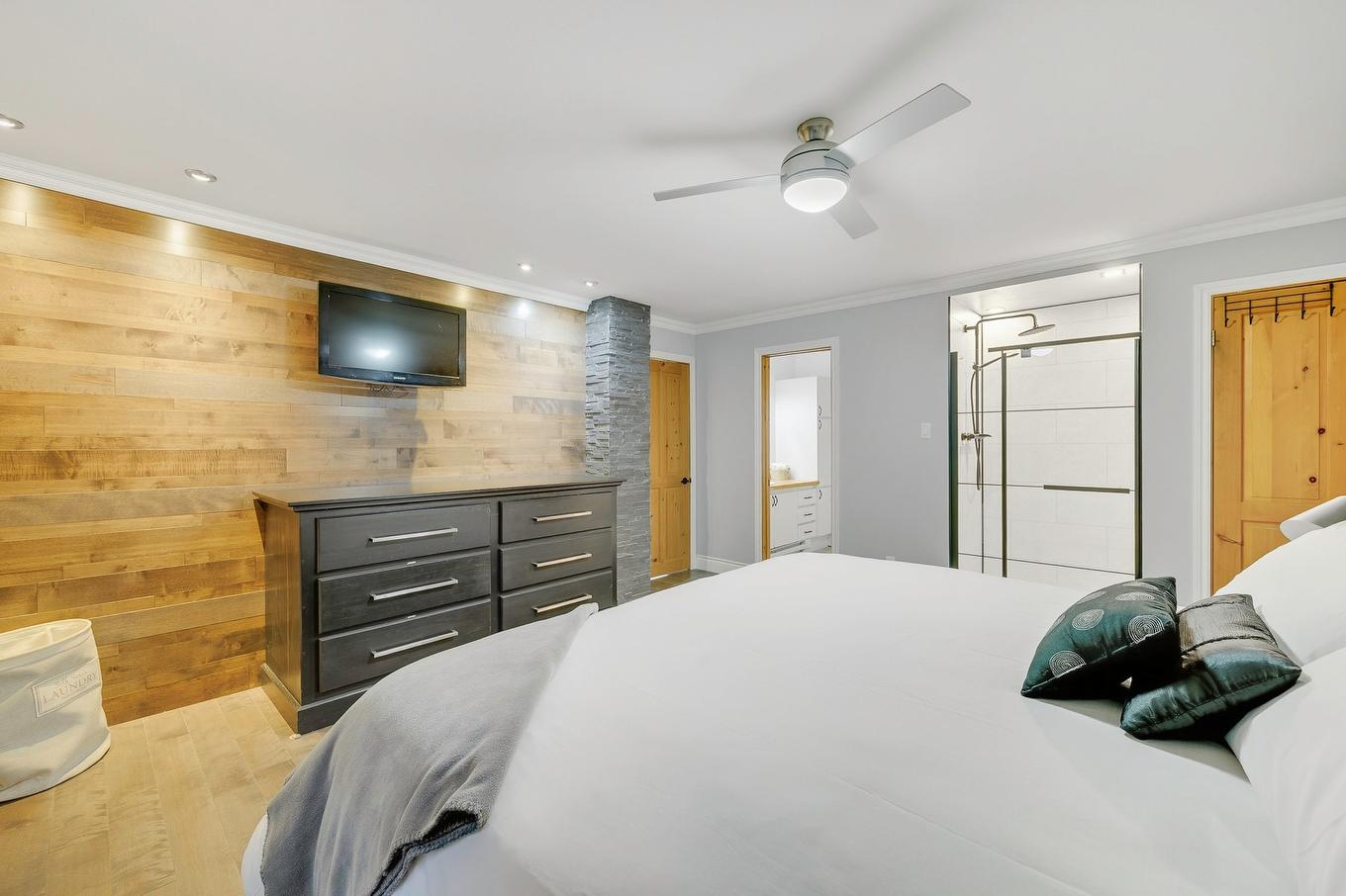 Chambre à coucher principale - 870A Rue De L'Olympiade, Sainte-Adèle, QC - Indoor Photo Showing Bedroom