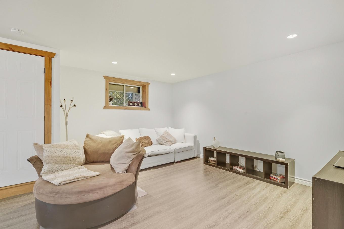 Salon - 870 Rue De L'Olympiade, Sainte-Adèle, QC - Indoor