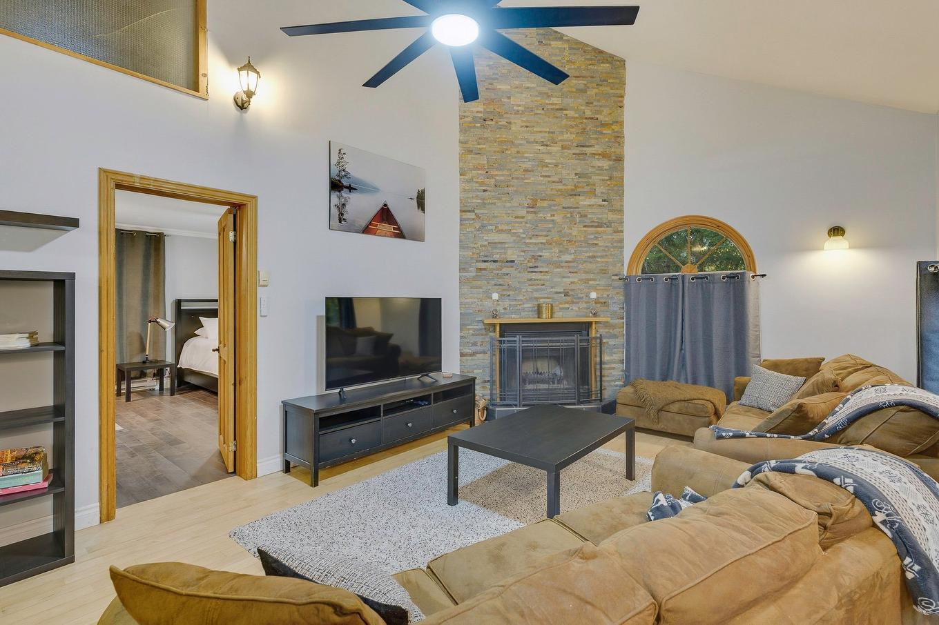 Salon - 870Az - 870Z Rue De L'Olympiade, Sainte-Adèle, QC - Indoor Photo Showing Living Room With Fireplace