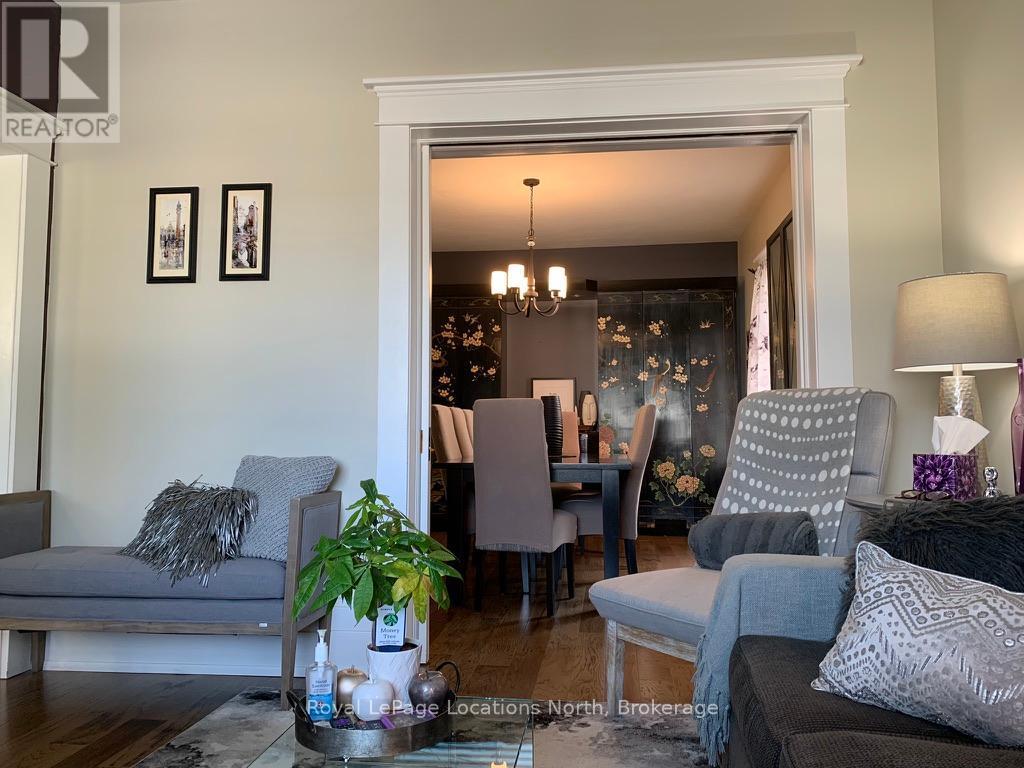 7 Edwin Street W, Meaford, ON - Indoor Photo Showing Living Room