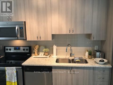 517 - 68 Merton Street, Toronto, ON - Indoor Photo Showing Kitchen With Double Sink With Upgraded Kitchen