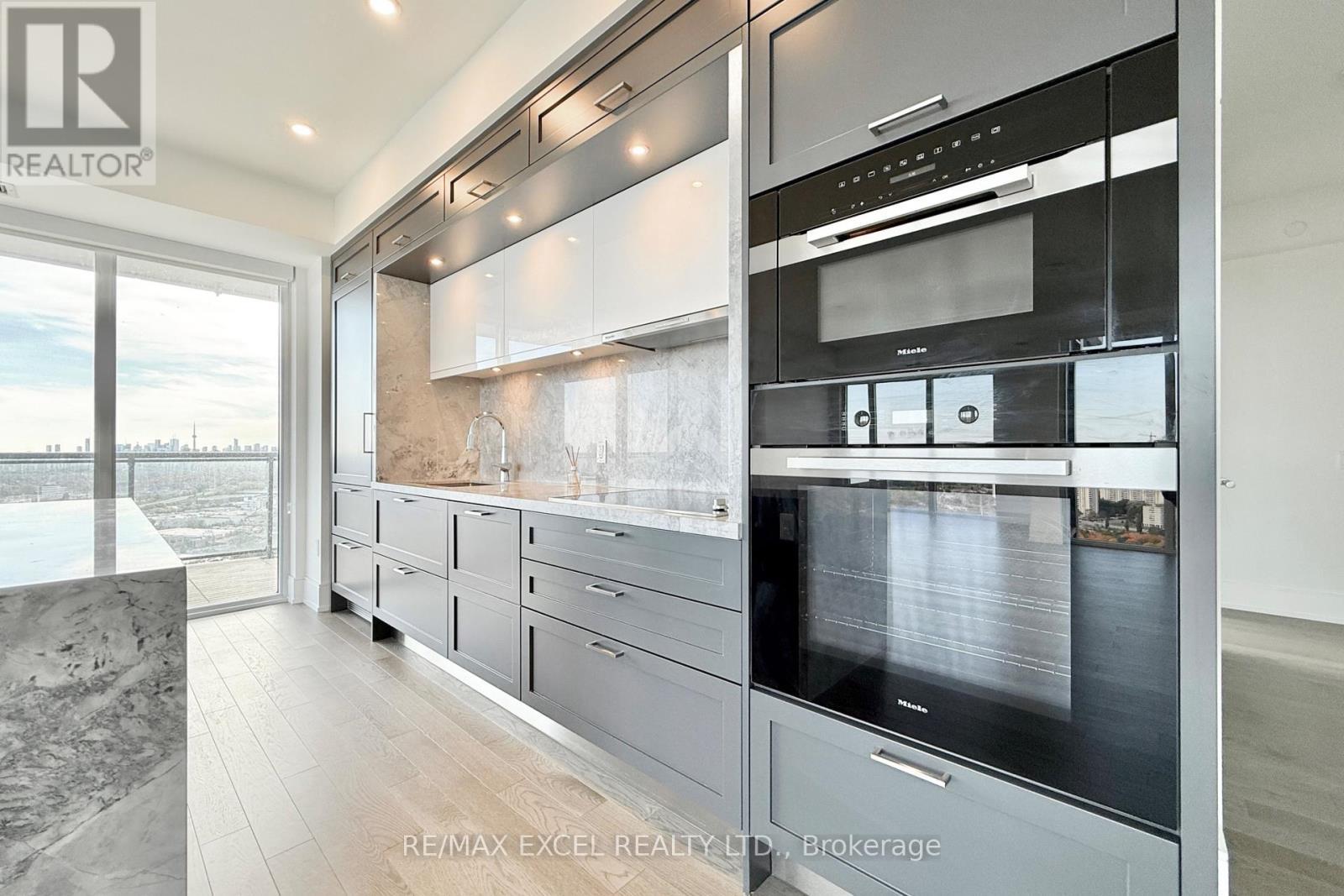 3409 - 30 Inn On The Park Drive, Toronto, ON - Indoor Photo Showing Kitchen With Upgraded Kitchen