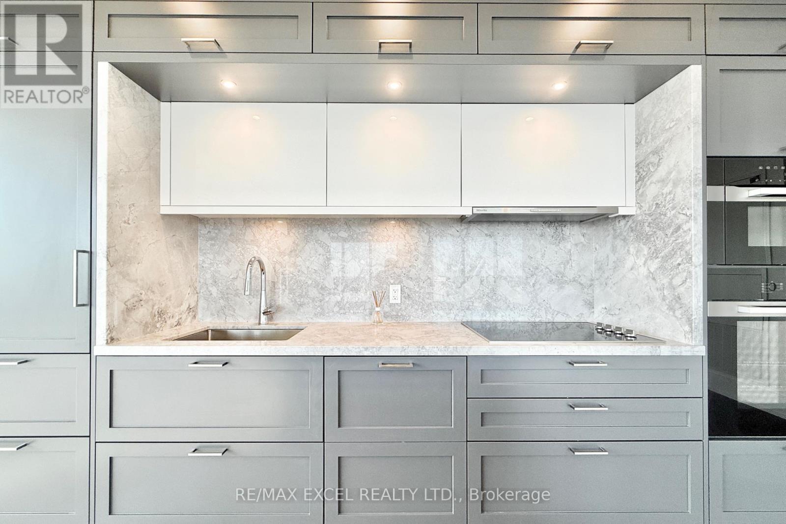 3409 - 30 Inn On The Park Drive, Toronto, ON - Indoor Photo Showing Kitchen With Upgraded Kitchen