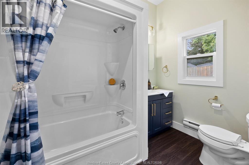 112 Windsor Avenue, Colchester, ON - Indoor Photo Showing Bathroom