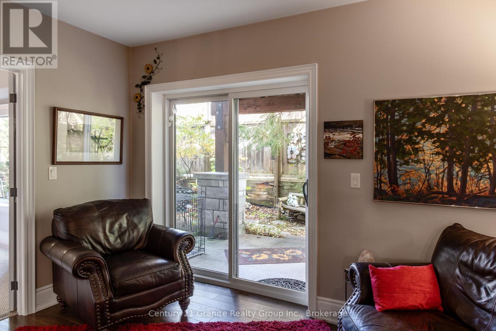 101 - 9 Newcastle Street, Minden Hills (Minden), ON - Indoor Photo Showing Living Room