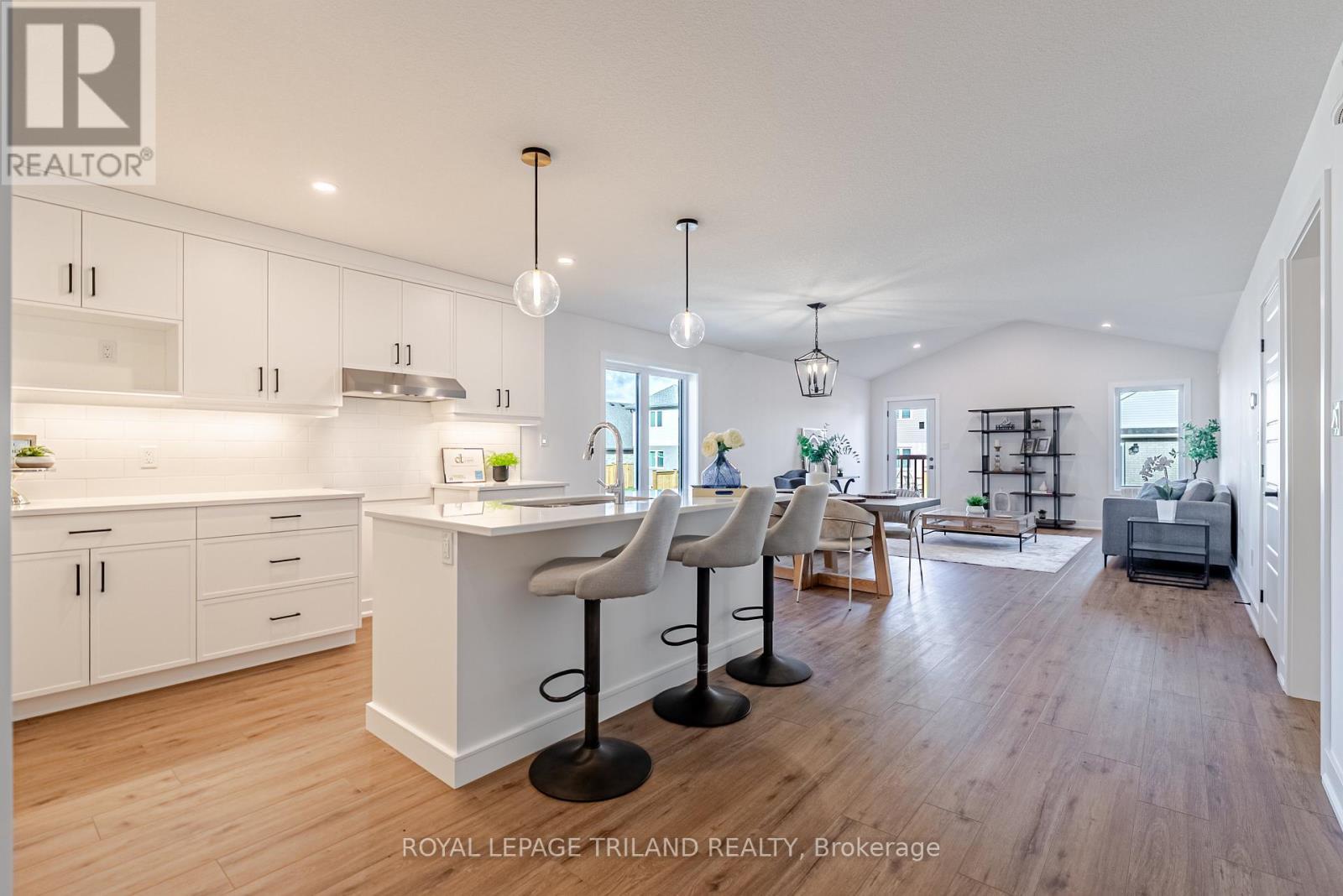 134 Styles Drive, St. Thomas, ON - Indoor Photo Showing Kitchen With Upgraded Kitchen