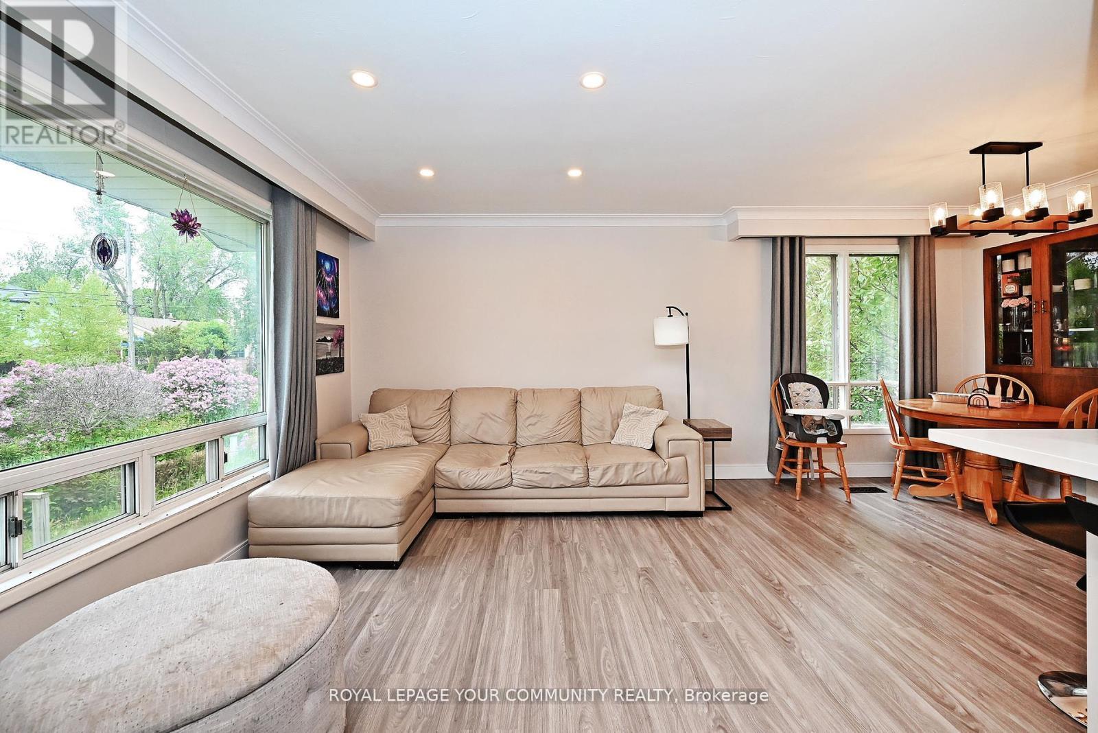 39 Penworth Road, Toronto, ON - Indoor Photo Showing Living Room
