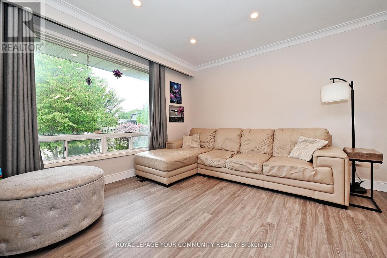 39 Penworth Road, Toronto, ON - Indoor Photo Showing Living Room