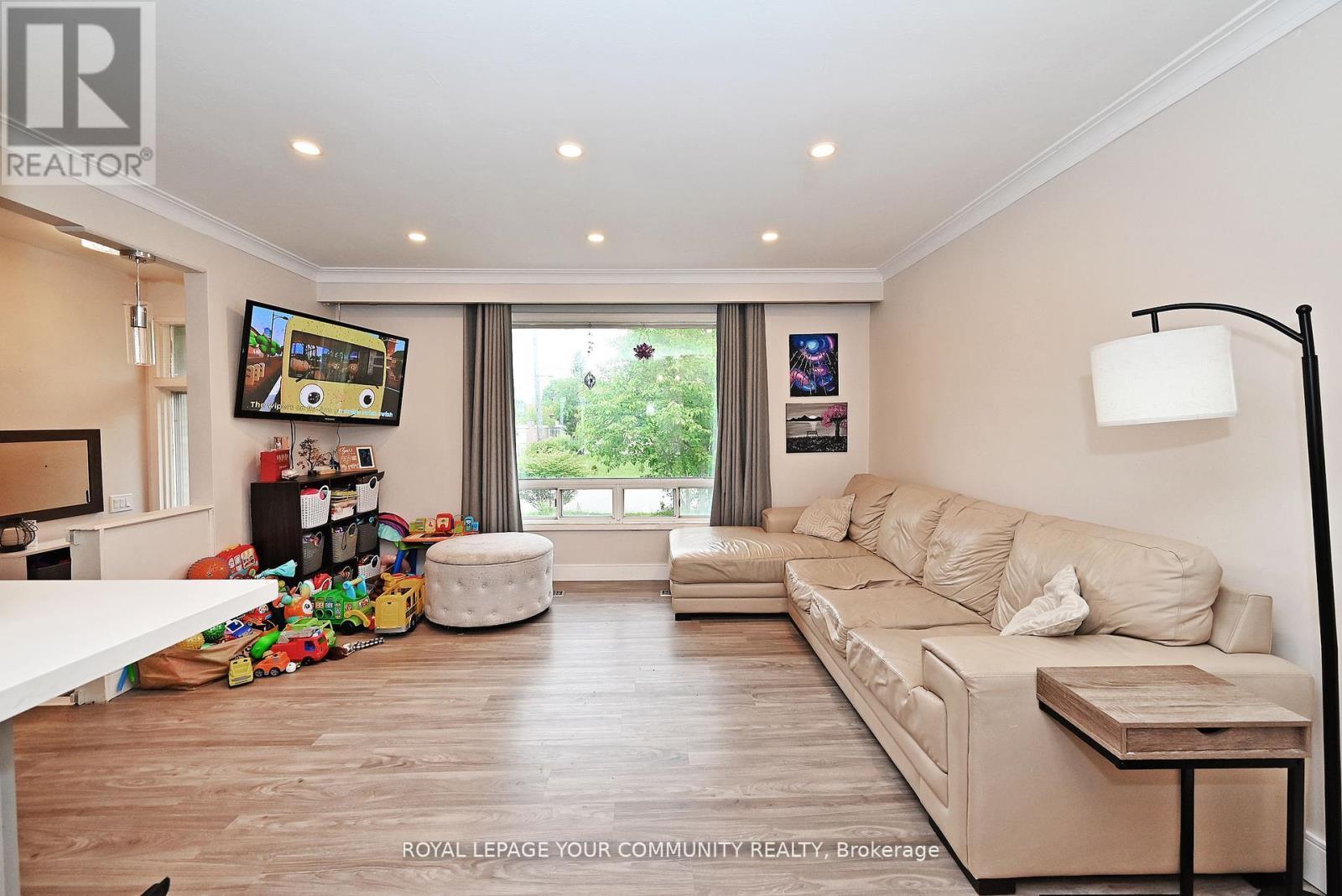 39 Penworth Road, Toronto, ON - Indoor Photo Showing Living Room