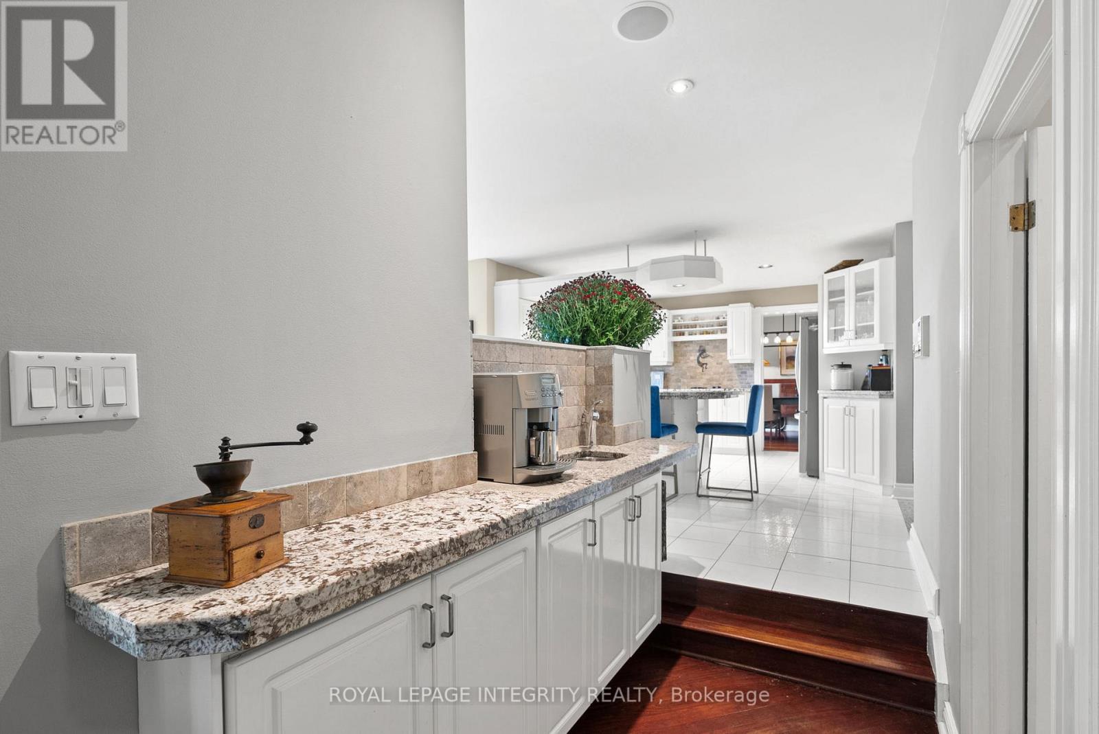 Wet Bar with Granite Countertops (Renovated 2011) - 6 Marchbrook Circle, Ottawa, ON - Indoor