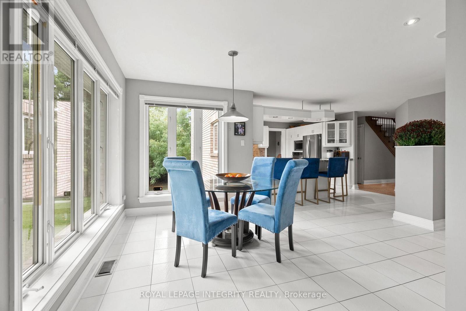 Large \"Breakfast Nook\" - 6 Marchbrook Circle, Ottawa, ON - Indoor Photo Showing Dining Room