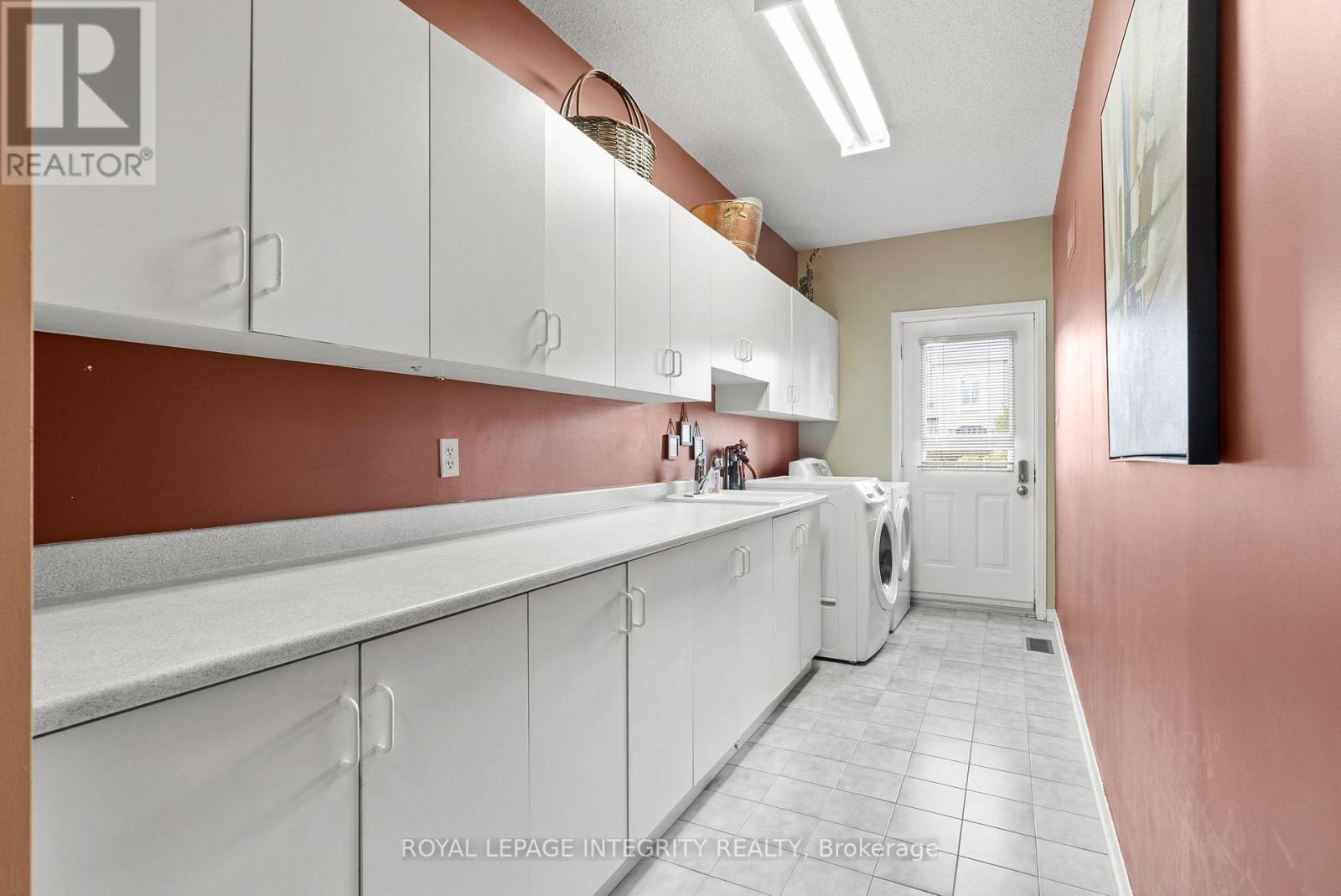Impressive Laundry Room with exterior access - 6 Marchbrook Circle, Ottawa, ON - Indoor Photo Showing Laundry Room