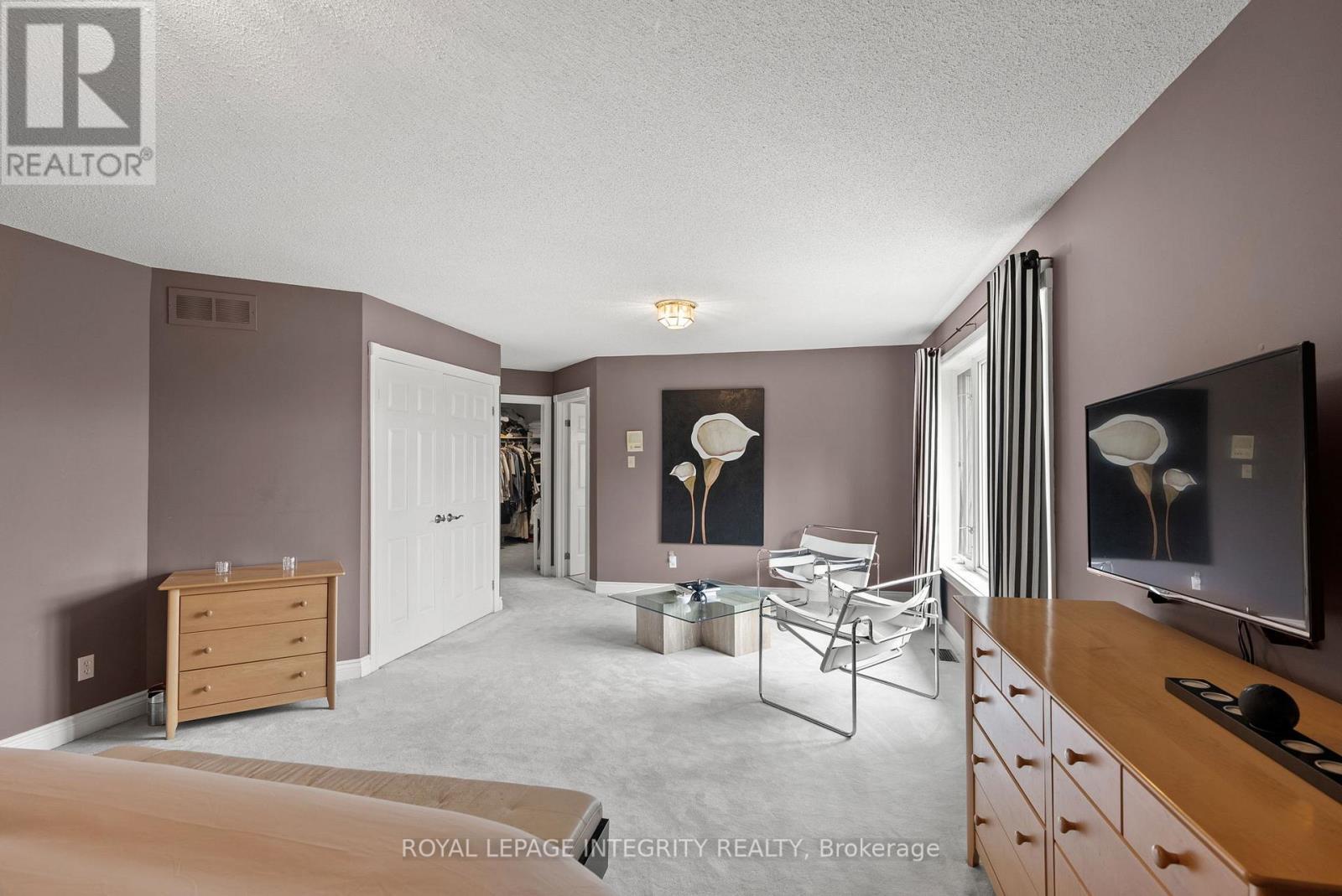Large Primary Bedroom with Sitting Room & WIC - 6 Marchbrook Circle, Ottawa, ON - Indoor