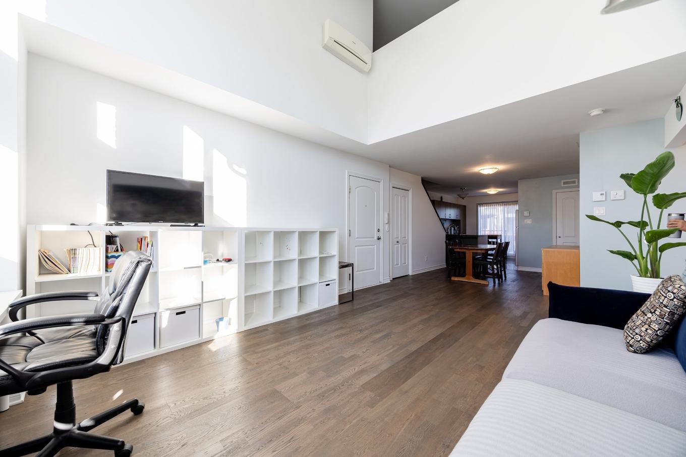 Salon - 6-221 Boul. Bouchard, Dorval, QC - Indoor