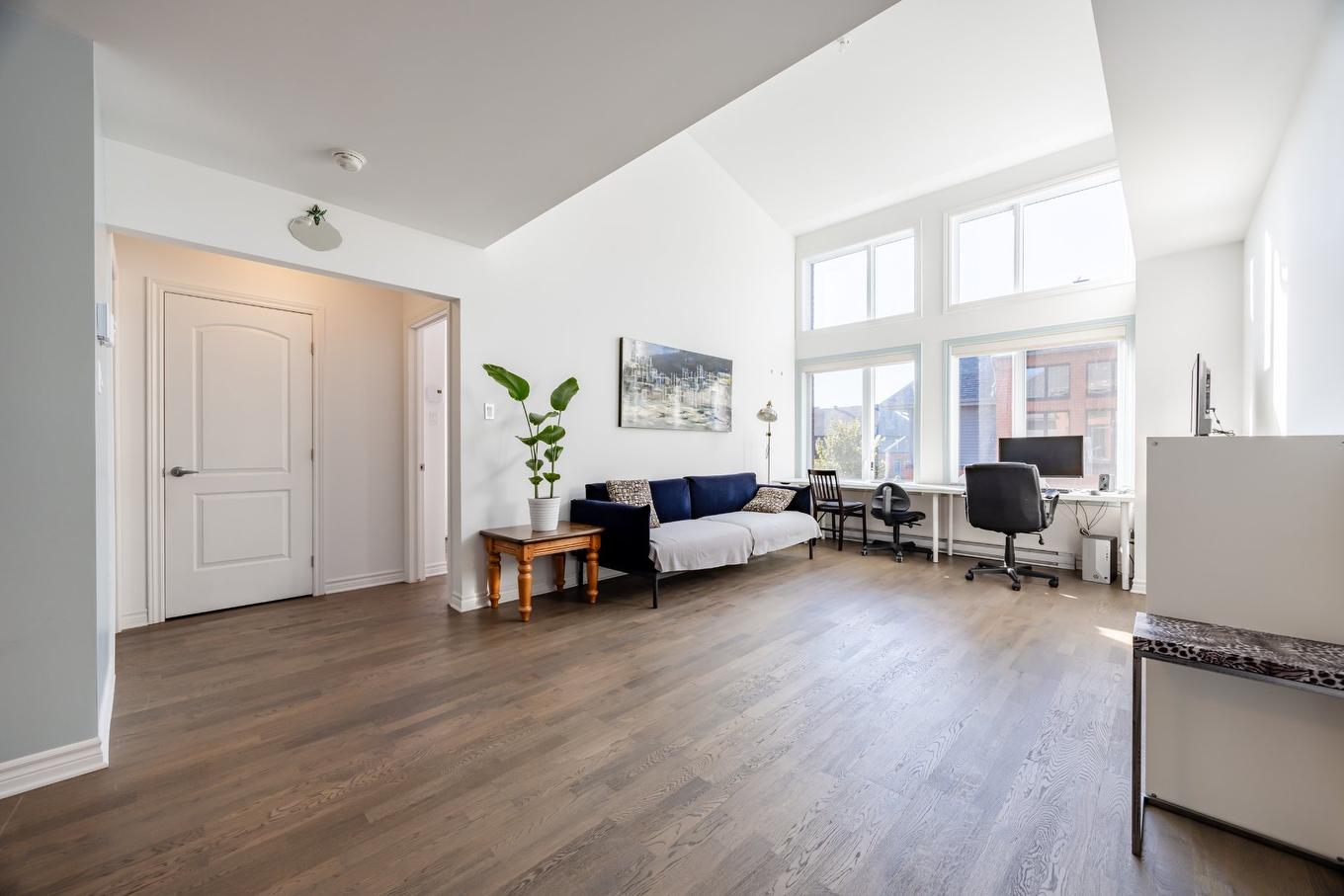 Salon - 6-221 Boul. Bouchard, Dorval, QC - Indoor