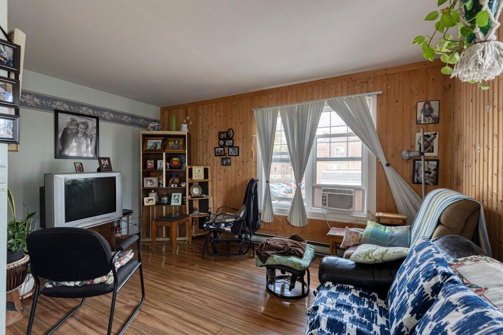 Salon - 479 - 485 Rue Notre-Dame, Drummondville, QC - Indoor