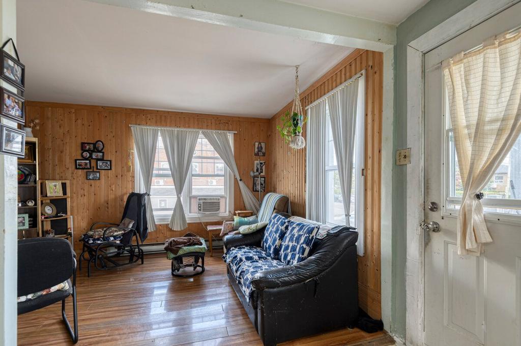 Salon - 479 - 485 Rue Notre-Dame, Drummondville, QC - Indoor