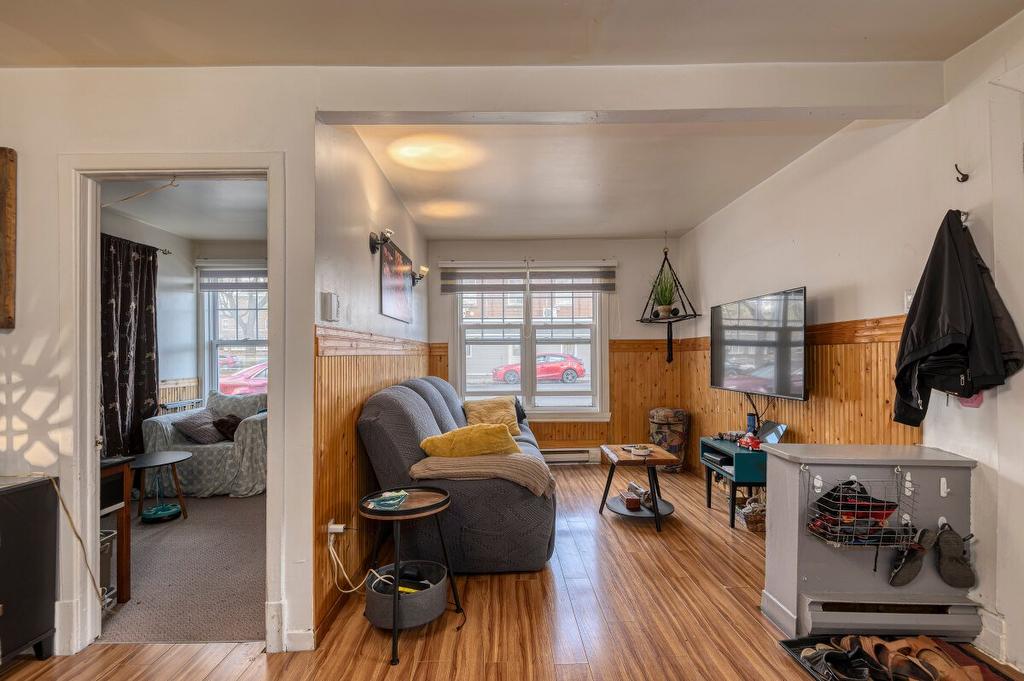 Salon - 479 - 485 Rue Notre-Dame, Drummondville, QC - Indoor