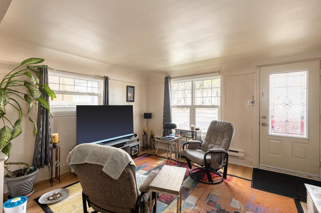 Salon - 479 - 485 Rue Notre-Dame, Drummondville, QC - Indoor