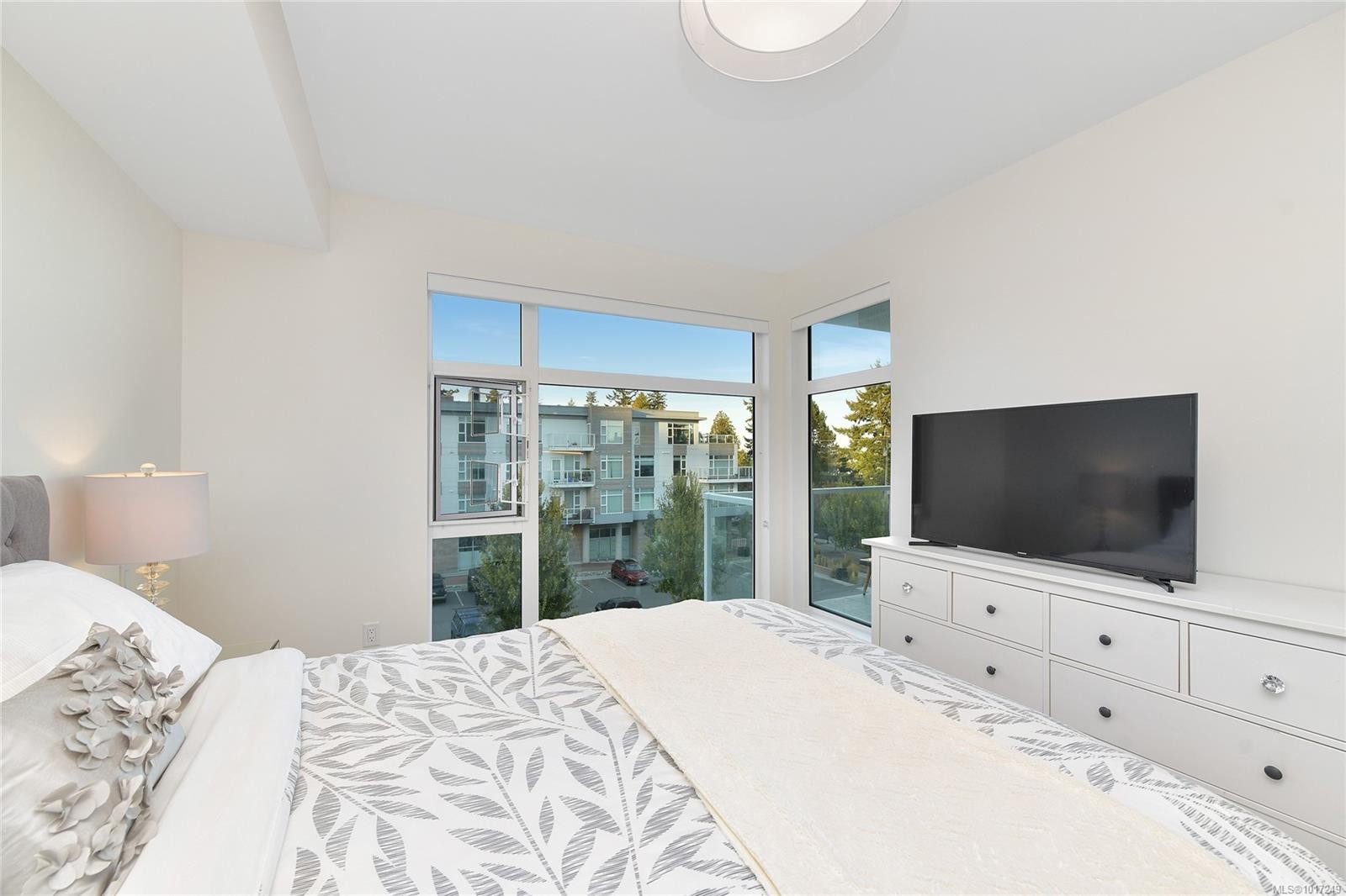 302-5118 Cordova Bay Rd, Saanich, BC - Indoor Photo Showing Bedroom